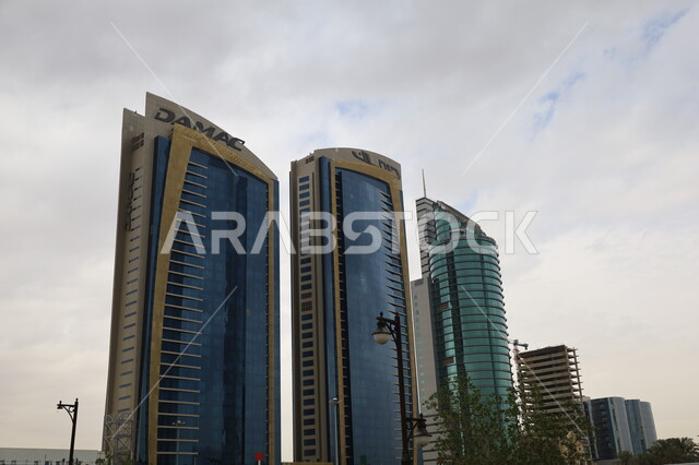 المعالم السياحية المشهورة في السعوديه، التقدم والتطور في عمارة المباني، السماء المليئة بالغيوم البيضاء، أماكن جذب الزوار من أنحاء العالم، صورة مقربة لأبراج داماك في مدينة الرياض، الفن الهندسي المعماري للأبراج وناطحات السحاب على الطراز الحديث