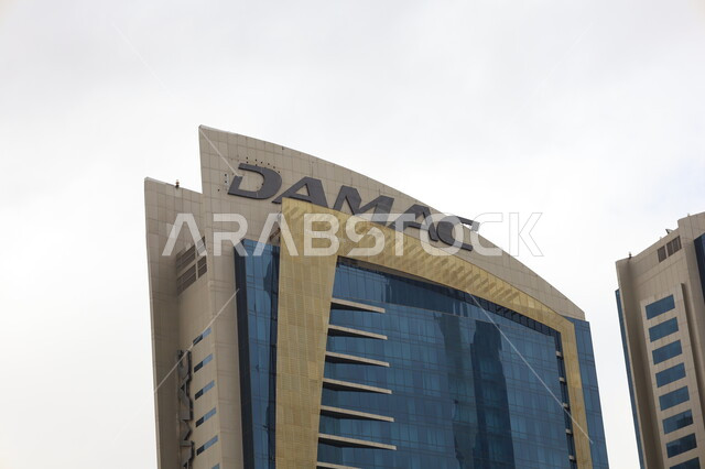 السماء المليئة بالغيوم البيضاء، أماكن جذب الزوار من أنحاء العالم، صورة مقربة لأبراج داماك في مدينة الرياض، الفن الهندسي المعماري للأبراج وناطحات السحاب على الطراز الحديث، المعالم السياحية المشهورة في السعوديه، التقدم والتطور في عمارة المباني