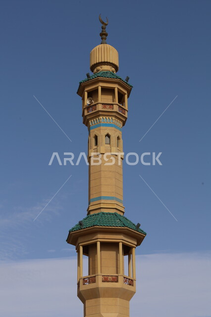 مفهوم العبادة و التقرب إلى الله تعالى، تصاميم المآذن المزخرفة على الطراز الإسلامي، جامع في مدينة الرياض وقت النهار، أماكن لأداء الفرائض الدينية و الصلوات, الفن الهندسي المعماري لبناء المساجد في المملكة العربية السعودية