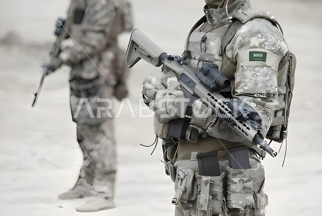 يوم العلم السعودي، التدريبات العسكرية والاستعداد للحرب، صورة مقربة لعسكريان عربيان سعوديان خليجان يرتديان الزي العسكري يحملان البارود، حمل السلاح والدفاع عن الوطن، القوات المسلحة السعودية