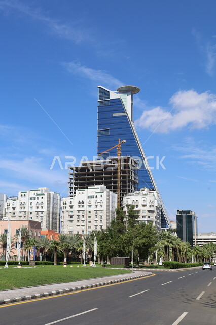 الفن الهندسي المعماري للمباني السكنية والأبراج في المملكة, صورة من الاسفل لبرج هيد كوارترز في مدينة جدة، الاستمتاع بالجلسات الهادئة والمناظر الطبيعية، الاهتمام بزراعة اشجار النخيل، فنادق ومنتجعات سياحية مشهورة، لنمو والتوسع العمراني في المنطقة الشرقية