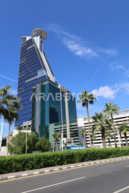لنمو والتوسع العمراني في المنطقة الشرقية،, الفن الهندسي المعماري للمباني السكنية والأبراج في المملكة, صورة من الاسفل لبرج هيد كوارترز في مدينة جدة، الاستمتاع بالجلسات الهادئة والمناظر الطبيعية، الاهتمام بزراعة اشجار النخيل، فنادق ومنتجعات سياحية مشهورة