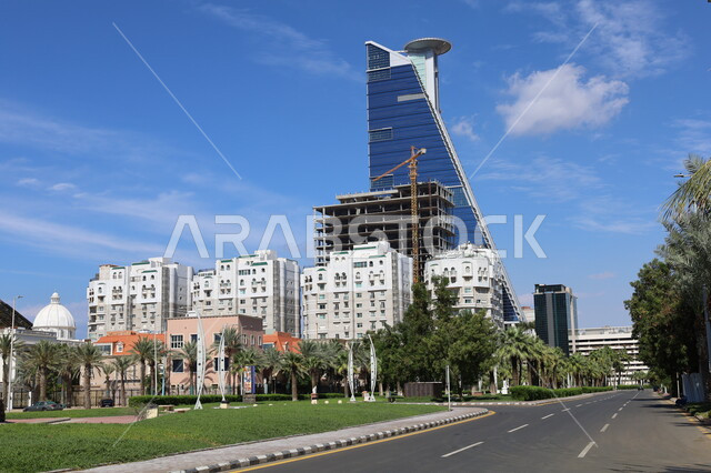 برج الكورنيش الجديد في جدة بالمملكة العربية السعودية، ازدحام المنشآت والمباني السكنية والتجارية على الواجهة البحرية، الاهتمام بالتشجير وزراعة النباتات الخضراء في المدن الساحلية، المعالم والمناطق السياحية المشهورة