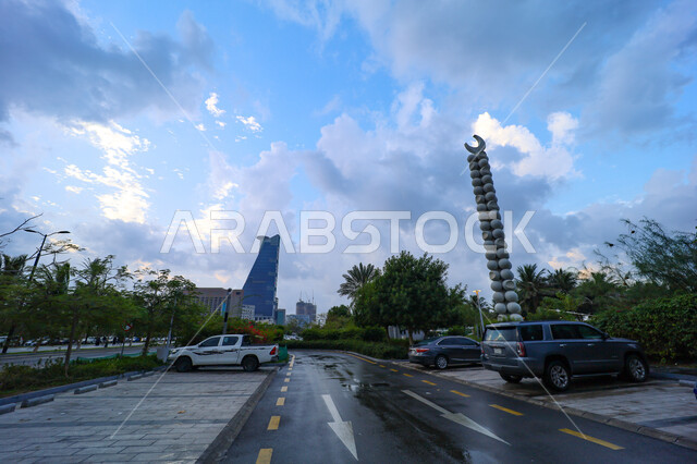 الواجهة البحرية في السعودية, معالم السياحة المشهورة, برج الكورنيش الجديد في المدينة الساحلية, النمو والتطور العمراني للمنشآت وناطحات السحاب في مدينة جدة, الأجواء الغائمة والسماء الملبدة بالغيوم, أشجار النخيل والنباتات الخضراء في طرقات وشوارع المدن السياحية