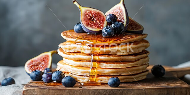 وجبات ذات قيمة غذائية عالية, طبق من طبقات الكريب اللذيذة المزينة بالتين والتوت الازرق و العسل, فنون تقديم الحلويات في مطاعم المملكة العربية السعودية, أطعمة مليئة بالسكريات و السعرات الحرارية