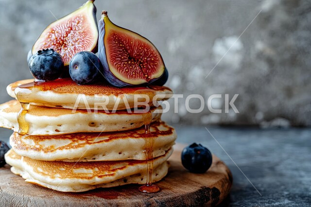 وجبات ذات قيمة غذائية عالية, طبق من طبقات الكريب اللذيذة المزينة بالتين والتوت الازرق و العسل, فنون تقديم الحلويات في مطاعم المملكة العربية السعودية, أطعمة مليئة بالسكريات و السعرات الحرارية