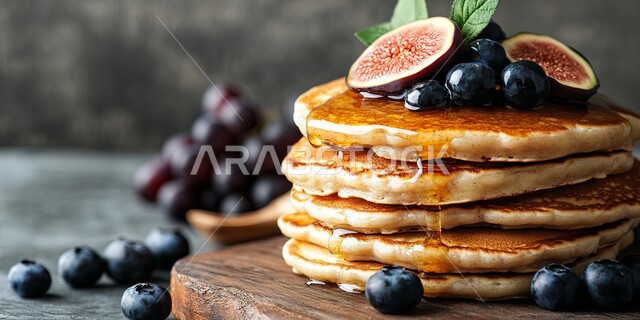 وجبات ذات قيمة غذائية عالية, طبق من طبقات الكريب اللذيذة المزينة بالتين والتوت الازرق و العسل, فنون تقديم الحلويات في مطاعم المملكة العربية السعودية, أطعمة مليئة بالسكريات و السعرات الحرارية