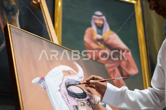 صورة مقربة ليد فنان موهوب عربي خليجي سعودي   يبدع برسم لوحة فنية خاصة بمستشار الديوان الملكي و رئيس هيئة الترفيه في المملكة العربية السعودية تركي آل الشيخ ، ذكرى اليوم الوطني السعودي ، الاحتفال بالعيد الوطني السعودي