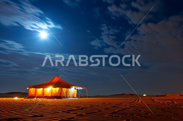 كشتة و جلسة بر شبابية، خيمة بدوية شعبية مضاءة بالفوانيس المعدنية وسط الصحراء، التضاريس والرمال الذهبية الناعمة في وقت الليل، التخييم في صحاري المملكة العربية السعودية, مخيمات سياحية في المناطق البرية، منظر السماء اللامعة بالنجوم