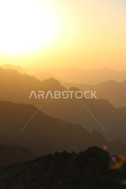 القمم والمرتفعات الجبلية، منظر غروب الشمس البرتقالي فوق سلسلة جبال الفقرة، المعالم والأماكن السياحية، المناظر الطبيعية المتميزة في المملكة العربية السعودية، الجبال الصخرية على طريق المدينة المنورة