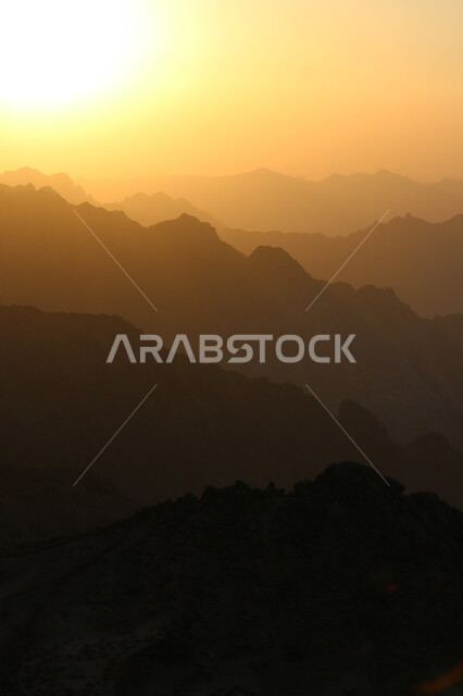 القمم والمرتفعات الجبلية، منظر غروب الشمس البرتقالي فوق سلسلة جبال الفقرة، المعالم والأماكن السياحية، المناظر الطبيعية المتميزة في المملكة العربية السعودية، الجبال الصخرية على طريق المدينة المنورة