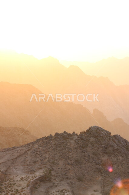 القمم والمرتفعات الجبلية، منظر غروب الشمس البرتقالي فوق سلسلة جبال الفقرة، المعالم والأماكن السياحية، المناظر الطبيعية المتميزة في المملكة العربية السعودية، الجبال الصخرية على طريق المدينة المنورة