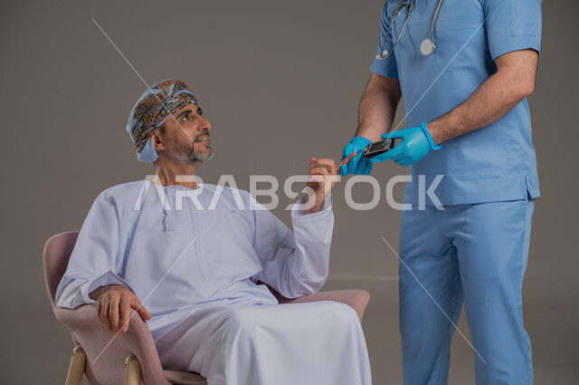 اجراءات الفحص الطبي العامة لكبار السن، بورتريه لممرض عربي خليجي  يلبس اليونيفورم والقفازات والكمامة الوقائية يقوم بفحص مريض عماني مسن يرتدي الدشداشة والعمامة يجلس على كرسي، استخدام الأدوات الطبية الحديثة، خلفية رمادية