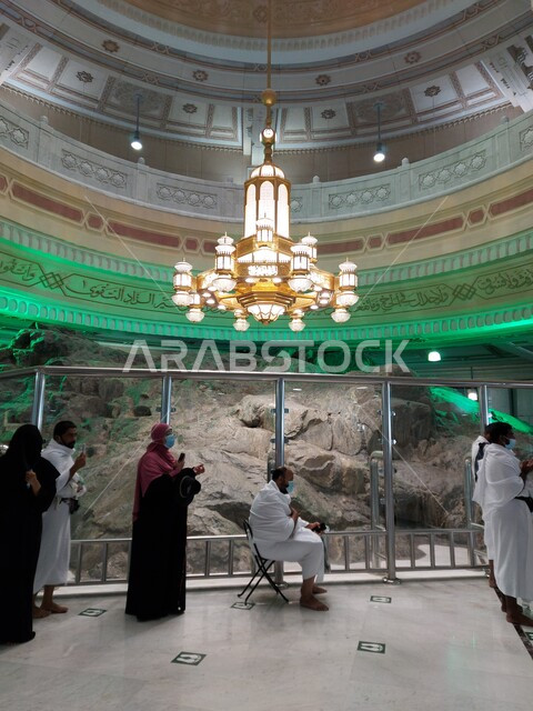 الحجاج والمعتمرين يرتدوون ملابس الإحرام في المسعى بمكة المكرمة في المملكة العربية السعودية، العبادة والتقرب الى الله, السعي بين الصفا والمروة، الفن الهندسي المعماري على الطراز الإسلامي، أماكن ومعالم دينية إسلامية، اداء مناسك الحج والعمرة