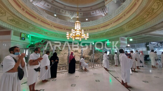 الحجاج والمعتمرين يرتدوون ملابس الإحرام في المسعى بمكة المكرمة في المملكة العربية السعودية، العبادة والتقرب الى الله, السعي بين الصفا والمروة، الفن الهندسي المعماري على الطراز الإسلامي، أماكن ومعالم دينية إسلامية، اداء مناسك الحج والعمرة