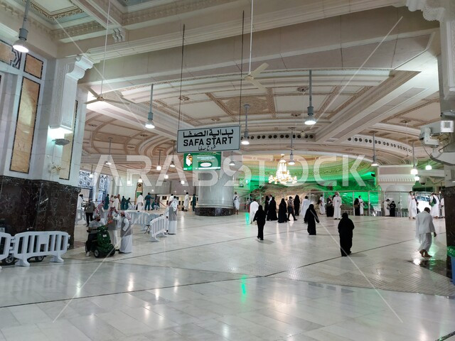 أماكن ومعالم دينية إسلامية، اداء مناسك الحج والعمرة، الحجاج والمعتمرين يرتدوون ملابس الإحرام في المسعى بمكة المكرمة في المملكة العربية السعودية، العبادة والتقرب الى الله, السعي بين الصفا والمروة، الفن الهندسي المعماري على الطراز الإسلامي