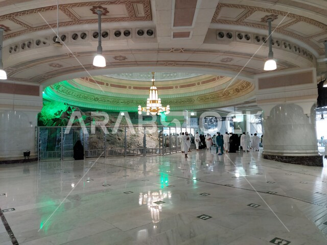 العبادة والتقرب الى الله, السعي بين الصفا والمروة، الفن الهندسي المعماري على الطراز الإسلامي، أماكن ومعالم دينية إسلامية، اداء مناسك الحج والعمرة، الحجاج والمعتمرين يرتدوون ملابس الإحرام في المسعى بمكة المكرمة في المملكة العربية السعودية