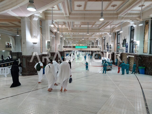 أماكن ومعالم دينية إسلامية، اداء مناسك الحج والعمرة، الحجاج والمعتمرين يرتدوون ملابس الإحرام في المسعى بمكة المكرمة في المملكة العربية السعودية، العبادة والتقرب الى الله, السعي بين الصفا والمروة، الفن الهندسي المعماري على الطراز الإسلامي