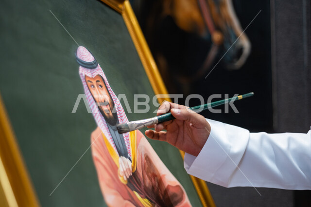 صورة مقربة لريشة فنان موهوب عربي خليجي سعودي   تبدع برسم لوحة فنية خاصة بسمو ولي العهد محمد بن سلمان ، ذكرى اليوم الوطني السعودي ، الاحتفال بالعيد الوطني السعودي