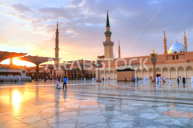 ساحة المسجد الشريف في المدينة المنورة بالمملكة العربية السعودية، العبادة والتقرب الى الله، الحرم النبوي الشريف، معالم إسلامية مقدسة، المظلات الإلكترونية المفتوحة، المآذن والقبة وقت غروب الشمس، أماكن تجمع المسلمين من شتى أنحاء العالم