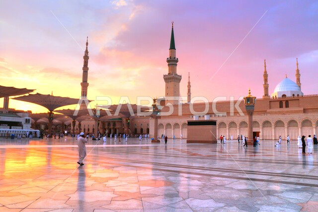 ساحة المسجد الشريف في المدينة المنورة بالمملكة العربية السعودية، العبادة والتقرب الى الله، الحرم النبوي الشريف، معالم إسلامية مقدسة، المظلات الإلكترونية المفتوحة، المآذن والقبة وقت غروب الشمس، أماكن تجمع المسلمين من شتى أنحاء العالم