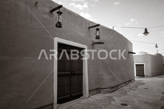 التصاميم و الفنون الهندسية المعمارية للمباني الطينية على الطراز القديم، صورة بالأبيض والأسود للأبواب الخشبية وأسوار قصر سلوى في البجيري في حي الطريف، المباني والبيوت الطينية في الدرعية القديمة بمدينة الرياض، المواقع الأثرية والسياحية في المملكة