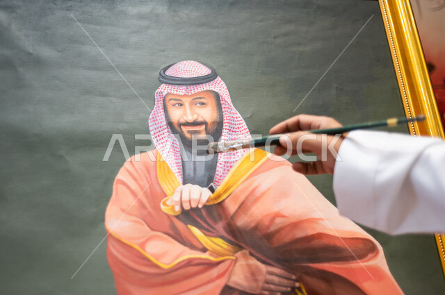 صورة مقربة لريشة فنان موهوب عربي خليجي سعودي   تبدع برسم لوحة فنية خاصة بسمو ولي العهد محمد بن سلمان ، ذكرى اليوم الوطني السعودي ، الاحتفال بالعيد الوطني السعودي