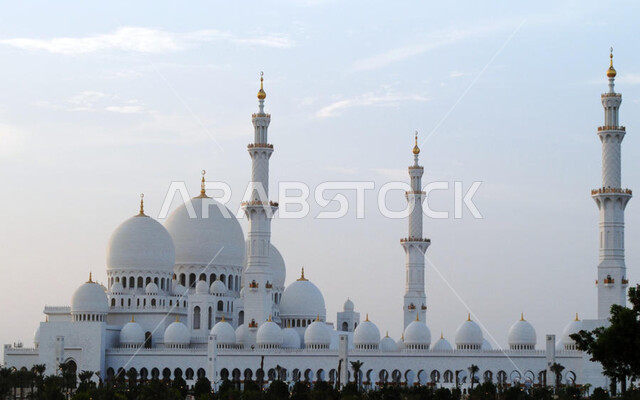 مسجد الشيخ زايد الكبير في إمارة ابو ظبي في الامارات العربية المتحدة، تصاميم معمارية اسلامية، الفن الهندسي المعماري، معالم الامارات المشهورة، اماكن مقدسة في الامارات