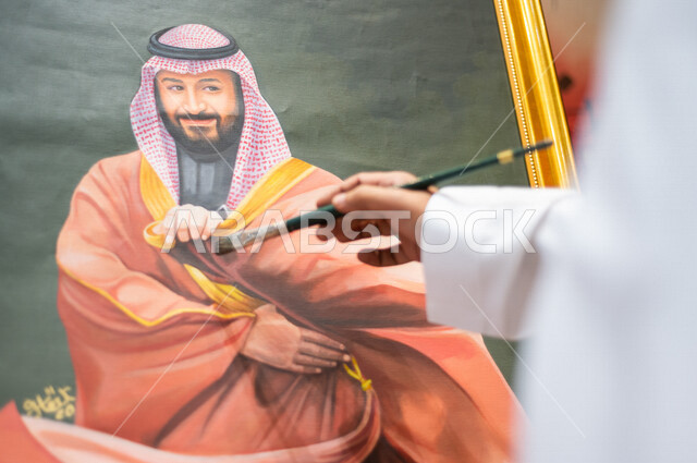 صورة مقربة لريشة فنان موهوب عربي خليجي سعودي   تبدع برسم لوحة فنية خاصة بسمو ولي العهد محمد بن سلمان ، ذكرى اليوم الوطني السعودي ، الاحتفال بالعيد الوطني السعودي
