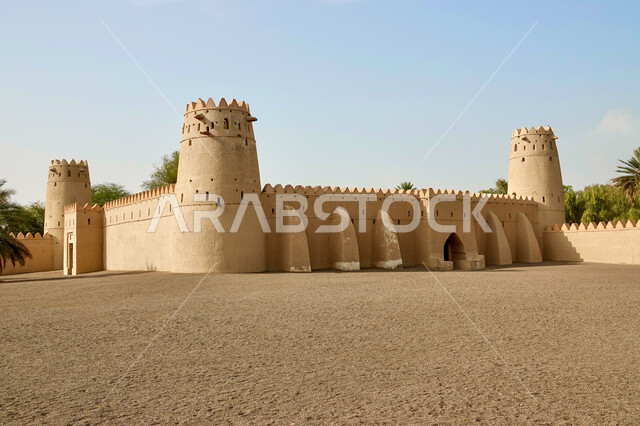 التصاميم الهندسية الإنشائية للحصون والقلاع الأثرية, المباني الطينية المشيدة على الطراز القديم, قلعة الجاهلي العريقة في مدينة العين بأبو ظبي, معالم وأماكن مشهورة في الامارات العربية المتحدة، وجهات جذب الزوار والسياح من حول العالم للتعرف على التاريخ الإمارتي