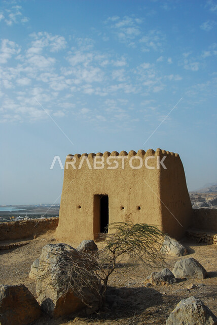 وجهات جذب الزوار والسياح من حول العالم للتعرف على التاريخ الإمارتي، التصاميم الهندسية الإنشائية للحصون والقلاع الأثرية, المباني الطينية المشيدة على الطراز القديم, قلعة الفجيرة العريقة في إمارة الفجيرة, معالم وأماكن تاريخية مشهورة في الإمارات العربية المتحدة