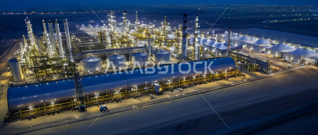 مصفاة تكرير النفط والغاز, إضاءة الأبراج والهياكل المعدنية في وقت الليل, مستودعات وخزانات كبيرة وضخمة، مصانع ومعامل النفط في المملكة العربية السعودية, مفهوم هندسة البترول في دول الخليج, صناعات ومشاريع بتروكيماوية، النهضة بالاقتصاد الوطني السعودي