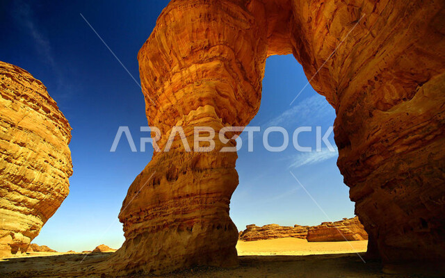 التكوينات الصخرية في تضاريس الجبال، معالم وأماكن الجذب السياحي المشهورة في المملكة العربية السعودية، الاستمتاع بالمناظر الطبيعية في وقت النهار