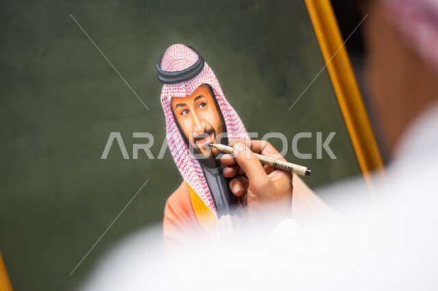 صورة مقربة لريشة فنان موهوب عربي خليجي سعودي   تبدع برسم لوحة فنية خاصة بسمو ولي العهد محمد بن سلمان ، ذكرى اليوم الوطني السعودي ، الاحتفال بالعيد الوطني السعودي