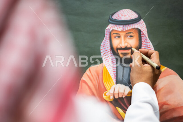 صورة مقربة لريشة فنان موهوب عربي خليجي سعودي   تبدع برسم لوحة فنية خاصة بسمو ولي العهد محمد بن سلمان ، ذكرى اليوم الوطني السعودي ، الاحتفال بالعيد الوطني السعودي