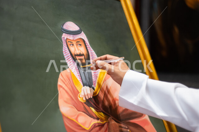 صورة مقربة لريشة فنان موهوب عربي خليجي سعودي   تبدع برسم لوحة فنية خاصة بسمو ولي العهد محمد بن سلمان ، ذكرى اليوم الوطني السعودي ، الاحتفال بالعيد الوطني السعودي