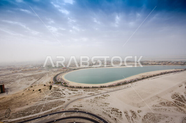المنشآت والأبراج المطلة على الخليج العربي، استقطاب وجذب السياح الى الأماكن السياحية المشهورة، كورنيش البحير في مدينة الشارقة بالامارات العربية المتحدة، اطلالة على وجهة المجاز البحرية