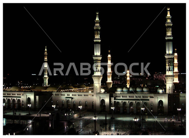 العبادة والتقرب إلى الله تعالى, نداء المسلمين لأداء الفرائض والصلوات, قبب ومآذن المساجد الاسلامية, الأجواء الروحانية المتميزة, الفن الهندسي المعماري على الطراز العربي الاسلامي القديم