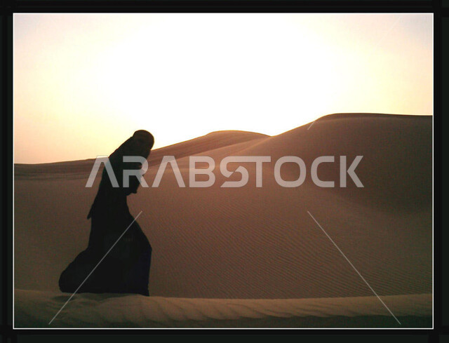 البيئة الصحراوية في المملكة العربية السعودية, التشكيلات والتكوينات الصخرية في الصحراء, أماكن المغامرات والرحلات السياحية الممتعة, صورة مقربة لإمرأة عربية خليجية سعودية تقوم بالاستمتاع بقضاء الأوقات في العطلة