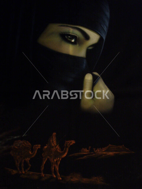 البيئة الصحراوية في المملكة العربية السعودية, التشكيلات والتكوينات الصخرية في الصحراء, أماكن المغامرات والرحلات السياحية الممتعة, صورة مقربة لإمرأة عربية خليجية سعودية تقوم بالاستمتاع بقضاء الأوقات في العطلة