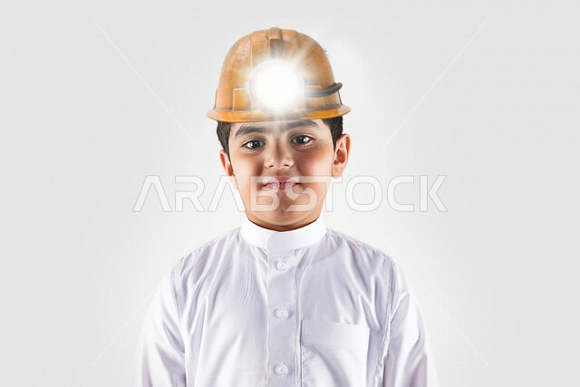 بورتريه لطفل عربي خليجي سعودي جميل ، يحلم أن يكون مهندس ، ذو أفكار إبداعية عبقرية ، ابتكار أفكار ، طفل مستقبلي ، مهنة المستقبل ، خلفية بيضاء