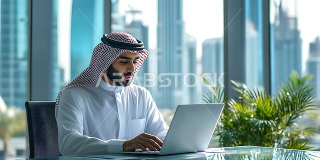 ادارة مهام العمل اليومية في مقر الشركة، استخدام الاجهزة التقنية الحديثة، صورة مقربة لرجل عربي خليجي سعودي يرتدي الشماغ والثوب التقليدي يجلس في مكتبه يعمل على جهاز الحاسوب المحمول، تطوير خطط وآلية العمل, مهن ووظائف سعودية, دمج العمل مع التقنية والتكنولوجيا