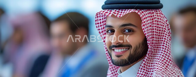 مفهوم الاناقه والرجولة، صورة مقربة لرجل عربي خليجي سعودي مبتسم يرتدي الشماغ وينظر إلى الكاميرا بتعابير السرور، الاهتمام بالمظهر الخارجي، ايماءات الثقة والاعتزاز بالنفس