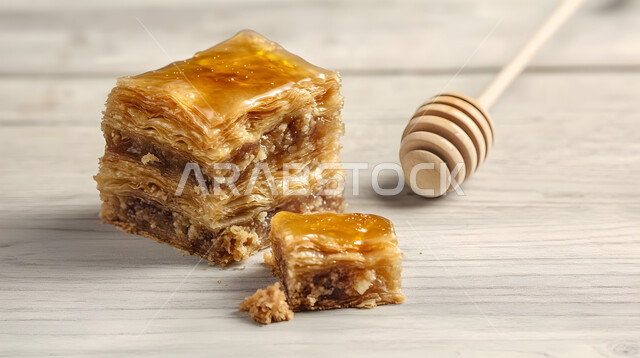 قطع من الكيك المزينة بالعسل مع طبقات الكريمة والفواكه والمكسرات، حلا شرقي بارد، مأكولات غنية بالسكريات والسعرات الحرارية، كرم الضيافة في المملكة العربية السعودية , منتجات محلية وطنية