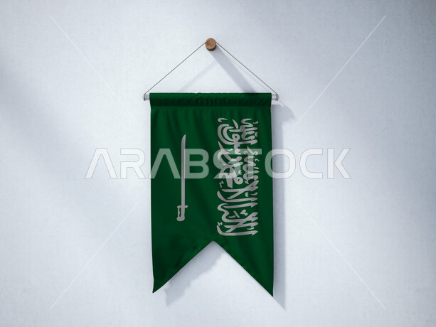 راية المملكة العربية السعودية معلقة على الحائط ،الاحتفال باليوم الوطني السعودي، ذكرى العيد الوطني للمملكة، وحدة المملكة العربية السعودية، خلفية بيضاء