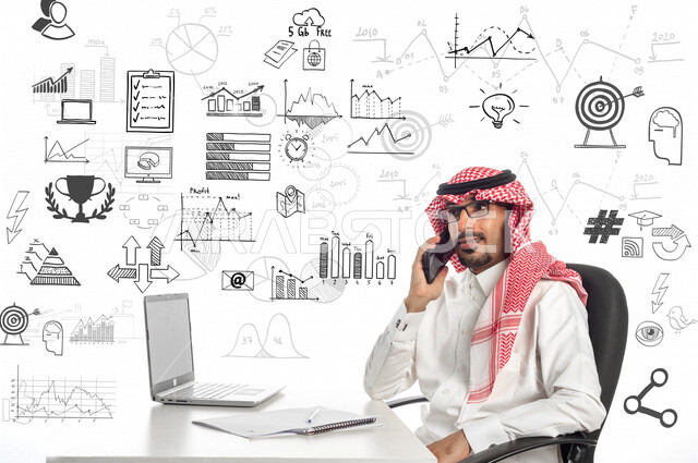 رجل اعمال عربي خليجي سعودي يعمل في مقر الشركة بخلفية أشكال رسومية مختلفة، يرتدي الزي السعودي التقليدي، يتحدث عبر الهاتف المحمول، العمل عن بعد، صفقات إلكترونية، أعمال تجارية، وظائف ومهن مكتبية، بيئة عمل