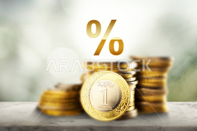 صورة مقربة من الجانب الأمامي لعملة واحدة بالريال السعودي مع عدة عملات معدنية بالريال السعودي في الخلفية، عملات الريال السعودي الذهبي، عملات المملكة العربية السعودية ،النمو والأرباح المالية،الفوائد والإستثمار،إدخار الأموال،تمويل الأعمال، نقود معدنية