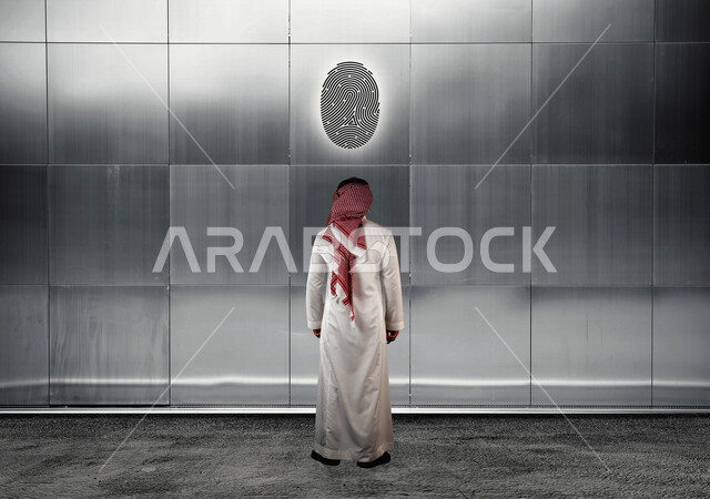 تصوير من الخلف لرجل عربي سعودي خليجي بخلفية على شكل بصمة الأصبع مضيئة على الجدار ، الحماية والأمان ، توضيح ثلاثي الأبعاد ، مع خلفية شكل البصمة ، إشارة البصمة المضيئة