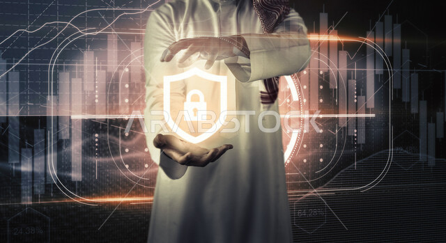 صورة مقربة ليد رجل عربي سعودي خليجي يحمل بيديه قفل أمان بخاصية الهولوجرام ثلاثي الأبعاد ، تقنية الهولوجرام ثلاثية الأبعاد ، الحماية والأمان