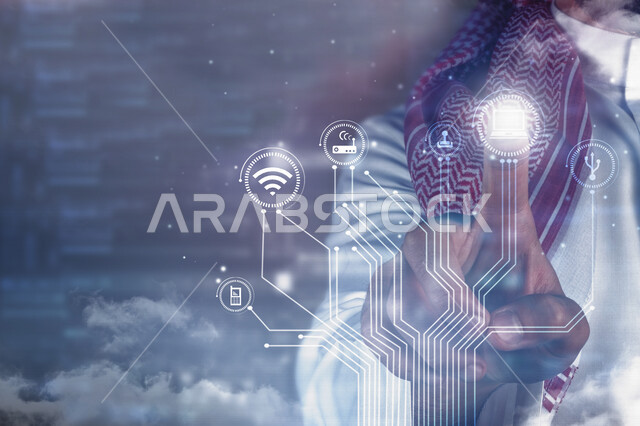 صورة مقربة ليد رجل خليجي سعودي ، يضغط بأصبعه بتقنية الهولوجرام ، اشارة بصمة مضيئة و شبكة تحتوي على أيقونات خاصة باشارات الارسال للكمبيوتر ، خاصية الهولجرام ثلاثية الأبعاد ، رموز رقمية الكترونية